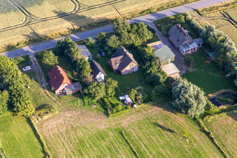 Anciennes fermes de gardiens de digues sur la Schülpersieler Straße à Wesselburenerkoog dans le département Schleswig-Holstein, Allemagne depuis l'avion
