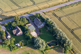 Vue d'oiseau de Anciennes fermes de gardiens de digues sur la Schülpersieler Straße à Wesselburenerkoog dans le département Schleswig-Holstein, Allemagne