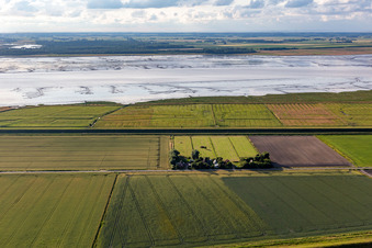 Enregistrement par drone de Anciennes fermes de gardiens de digues sur la Schülpersieler Straße à Wesselburenerkoog dans le département Schleswig-Holstein, Allemagne