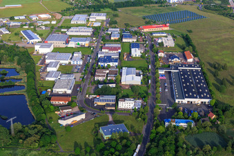 Vue aérienne de Hirsch Walterhausen, Siemens, ROCKINGER, ETIMEX, Swiss Post Solutions GmbH, LiBo Formenbau Lichtl & Bonsack GmbH & Co.KG à le quartier Hörselgau in Hörsel dans le département Thuringe, Allemagne