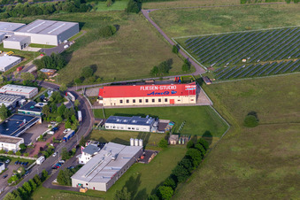 Vue aérienne de Zone industrielle et implantation d'entreprise avec atelier de carrelage Arnold à Waltershausen à le quartier Hörselgau in Hörsel dans le département Thuringe, Allemagne