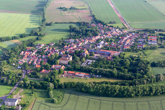 Vue aérienne de Vue de la ville en bordure des champs agricoles et des terres agricoles en Friedrichswerth à le quartier Friedrichswerth in Nessetal dans le département Thuringe, Allemagne