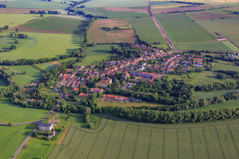 Vue aérienne de Vue de la ville depuis le sud avec le château Friedrichswerth à le quartier Friedrichswerth in Nessetal dans le département Thuringe, Allemagne
