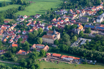 Vue aérienne de Vue de la ville en bordure des champs agricoles et des terres agricoles en Friedrichswerth à le quartier Friedrichswerth in Nessetal dans le département Thuringe, Allemagne
