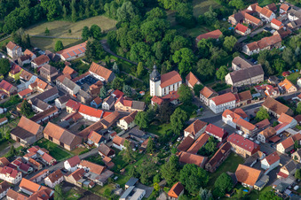 Vue aérienne de Bâtiment de l'église Saint-Guy à Brüheim à le quartier Brüheim in Nessetal dans le département Thuringe, Allemagne