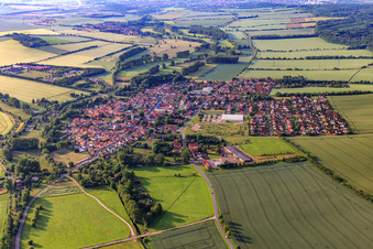 Vue aérienne de Du nord-ouest à le quartier Goldbach in Nessetal dans le département Thuringe, Allemagne