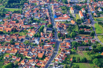 Vue aérienne de Centre-ville avec l'église Saint-Pierre sur la rue principale à le quartier Goldbach in Nessetal dans le département Thuringe, Allemagne