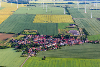 Vue aérienne de Éoliennes d'une centrale éolienne sur des terres agricoles et des champs en bordure de la zone d'implantation du village en Hochheim à le quartier Hochheim in Nessetal dans le département Thuringe, Allemagne