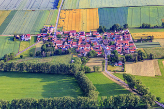 Vue aérienne de Du sud à le quartier Hausen in Nessetal dans le département Thuringe, Allemagne