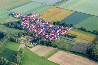 Vue aérienne de Quartier Hausen in Nessetal dans le département Thuringe, Allemagne