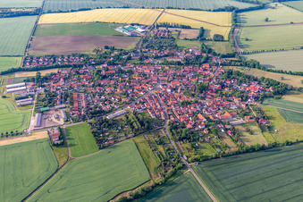 Vue aérienne de Vue des rues et des maisons dans les quartiers résidentiels à Molschleben dans le département Thuringe, Allemagne