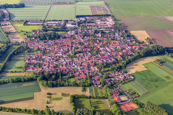 Vue aérienne de Vue des rues et des maisons dans les quartiers résidentiels à Friemar dans le département Thuringe, Allemagne