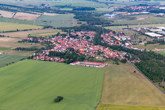 Vue aérienne de Vue de la ville depuis l'est avec la coopérative agricole d'élevage de moutons de Schwabhausen Wechmar à le quartier Wechmar in Drei Gleichen dans le département Thuringe, Allemagne