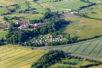 Vue aérienne de Camping Drei Gleichen à le quartier Mühlberg in Drei Gleichen dans le département Thuringe, Allemagne