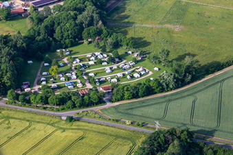 Vue aérienne de Caravanes et tentes - camping - et emplacement pour tentes Camping Drei Gleichen à Mühlberg à le quartier Mühlberg in Drei Gleichen dans le département Thuringe, Allemagne
