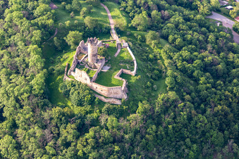 Vue aérienne de Ruines et vestiges des murs de l'ancien château et forteresse de Mühlburg à le quartier Mühlberg in Drei Gleichen dans le département Thuringe, Allemagne