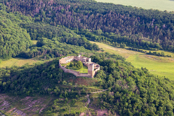 Vue aérienne de Ruines et vestiges des murs de l'ancien complexe du château et de la forteresse Burg Gleichen sur la Thomas-Müntzer-Straße à le quartier Wandersleben in Drei Gleichen dans le département Thuringe, Allemagne