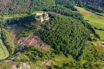 Vue aérienne de Ruines et vestiges des murs de l'ancien complexe du château et de la forteresse Burg Gleichen sur la Thomas-Müntzer-Straße à le quartier Wandersleben in Drei Gleichen dans le département Thuringe, Allemagne