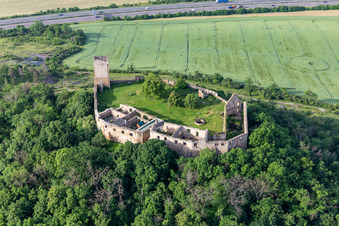 Vue d'oiseau de Château de Gleichen à le quartier Wandersleben in Drei Gleichen dans le département Thuringe, Allemagne