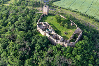 Vue oblique de Ruines et vestiges des murs de l'ancien complexe du château et de la forteresse Burg Gleichen sur la Thomas-Müntzer-Straße à le quartier Wandersleben in Drei Gleichen dans le département Thuringe, Allemagne