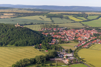 Vue aérienne de Mühlburg au-dessus de la ville à le quartier Mühlberg in Drei Gleichen dans le département Thuringe, Allemagne