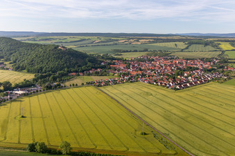 Vue aérienne de Vue de la ville en bordure des champs agricoles et des terres agricoles en Mühlberg à le quartier Mühlberg in Drei Gleichen dans le département Thuringe, Allemagne