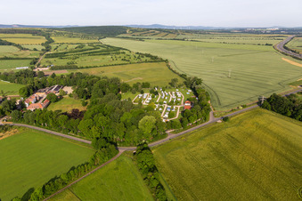 Vue aérienne de Caravanes et tentes - camping - et emplacement pour tentes Camping Drei Gleichen à Mühlberg à le quartier Mühlberg in Drei Gleichen dans le département Thuringe, Allemagne