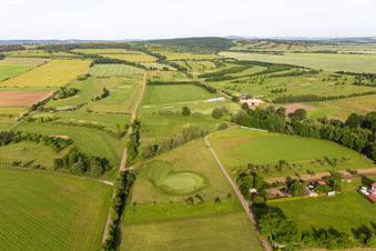 Vue aérienne de Superficie du terrain de golf " Drei Gleichen Mühlberg eV " en Mühlberg à le quartier Mühlberg in Drei Gleichen dans le département Thuringe, Allemagne
