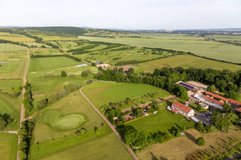 Vue aérienne de Superficie du terrain de golf " Drei Gleichen Mühlberg eV " en Mühlberg à le quartier Mühlberg in Drei Gleichen dans le département Thuringe, Allemagne