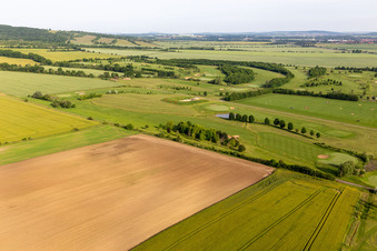 Vue oblique de Superficie du terrain de golf " Drei Gleichen Mühlberg eV " en Mühlberg à le quartier Mühlberg in Drei Gleichen dans le département Thuringe, Allemagne
