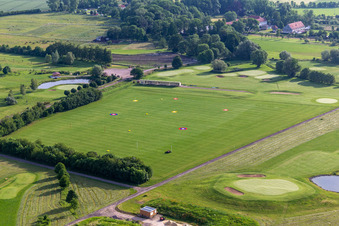 Vue d'oiseau de Superficie du terrain de golf " Drei Gleichen Mühlberg eV " en Mühlberg à le quartier Mühlberg in Drei Gleichen dans le département Thuringe, Allemagne
