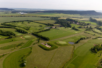 Superficie du terrain de golf " Drei Gleichen Mühlberg eV " en Mühlberg à le quartier Mühlberg in Drei Gleichen dans le département Thuringe, Allemagne vue du ciel