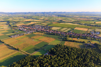 Vue aérienne de Du sud-est à Freckenfeld dans le département Rhénanie-Palatinat, Allemagne
