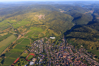 Vue aérienne de Vue de la ville en bordure de la forêt du Palatinat depuis l'est à Bad Bergzabern dans le département Rhénanie-Palatinat, Allemagne