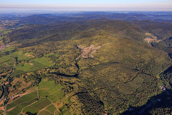 Vue aérienne de Village caché dans la forêt du Palatinat, au nord-est à Dörrenbach dans le département Rhénanie-Palatinat, Allemagne