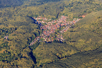 Vue aérienne de Village caché dans la forêt du Palatinat à l'est à Dörrenbach dans le département Rhénanie-Palatinat, Allemagne