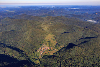 Vue aérienne de Village de la forêt du Palatinat vu de l'est à Böllenborn dans le département Rhénanie-Palatinat, Allemagne