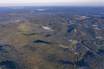 Vue aérienne de Quartier Lauterschwan in Erlenbach bei Dahn dans le département Rhénanie-Palatinat, Allemagne