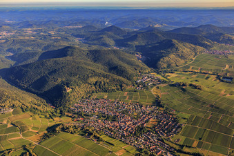 Vue aérienne de Village viticole en bordure de la forêt palatine, à l'est à Klingenmünster dans le département Rhénanie-Palatinat, Allemagne