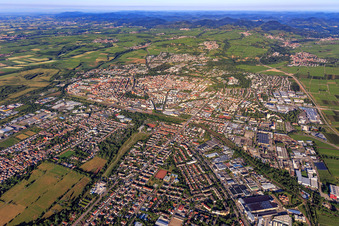 Vue aérienne de Vue d'ensemble de la ville de part et d'autre de la voie ferrée depuis le nord-est à le quartier Queichheim in Landau in der Pfalz dans le département Rhénanie-Palatinat, Allemagne