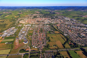 Vue aérienne de Vue d'ensemble de la ville depuis l'est, au-delà de l'A65 à le quartier Queichheim in Landau in der Pfalz dans le département Rhénanie-Palatinat, Allemagne