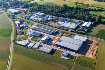 Vue aérienne de Nouveau chantier dans le parc industriel Gewerbepark West avec M-Systems IT Solutions (Palatinat) à Herxheim bei Landau dans le département Rhénanie-Palatinat, Allemagne