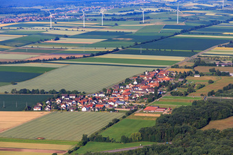 Vue aérienne de Vue du village depuis l'est à le quartier Minderslachen in Kandel dans le département Rhénanie-Palatinat, Allemagne