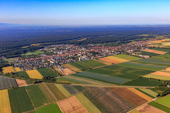 Vue aérienne de Vue d'ensemble de la ville depuis le nord-est, au-delà de l'autoroute A65 à Kandel dans le département Rhénanie-Palatinat, Allemagne