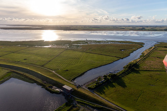 Vue aérienne de Avant-pays des eiders de Dithmarscher à Wesselburenerkoog dans le département Schleswig-Holstein, Allemagne