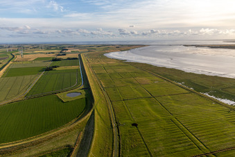 Vue aérienne de Zones côtières le long de l'embouchure de la rivière Eider dans la mer du Nord à le quartier Schülper Neuensiel in Wesselburenerkoog dans le département Schleswig-Holstein, Allemagne