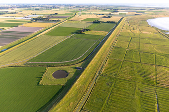 Vue aérienne de Avant-pays des eiders de Dithmarscher à le quartier Schülper Neuensiel in Wesselburenerkoog dans le département Schleswig-Holstein, Allemagne