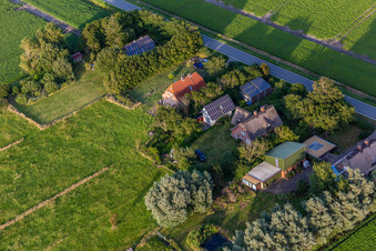 Rue Schülpersieler à le quartier Schülperweide in Wesselburenerkoog dans le département Schleswig-Holstein, Allemagne vue d'en haut