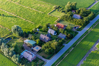 Rue Schülpersieler à le quartier Schülperweide in Wesselburenerkoog dans le département Schleswig-Holstein, Allemagne vue du ciel