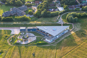 Vue aérienne de Centre d'accueil des visiteurs du parc national Multimar Wattforum à Tönning dans le département Schleswig-Holstein, Allemagne